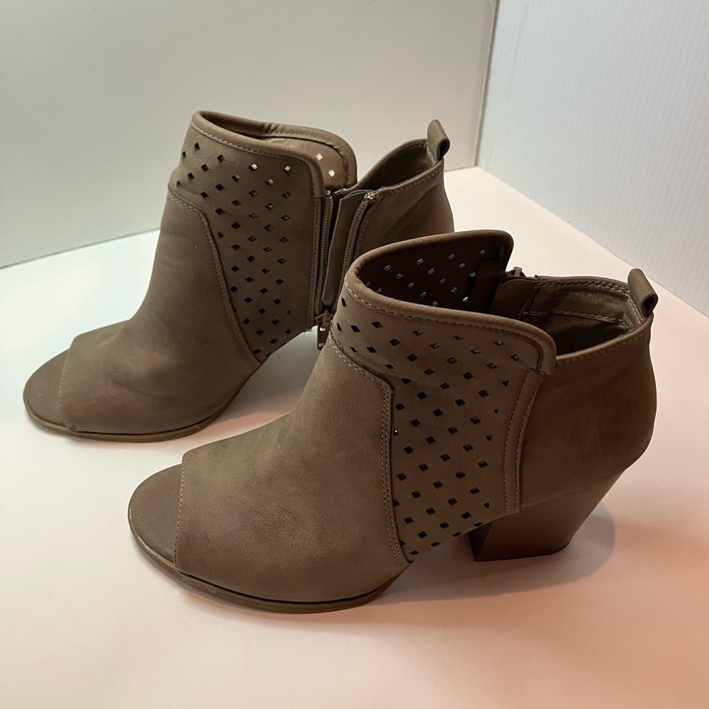Jasmine Women's Size 8.5 M JSWITCH Peep Toe Brown Ankle Boots Block Heel Booties